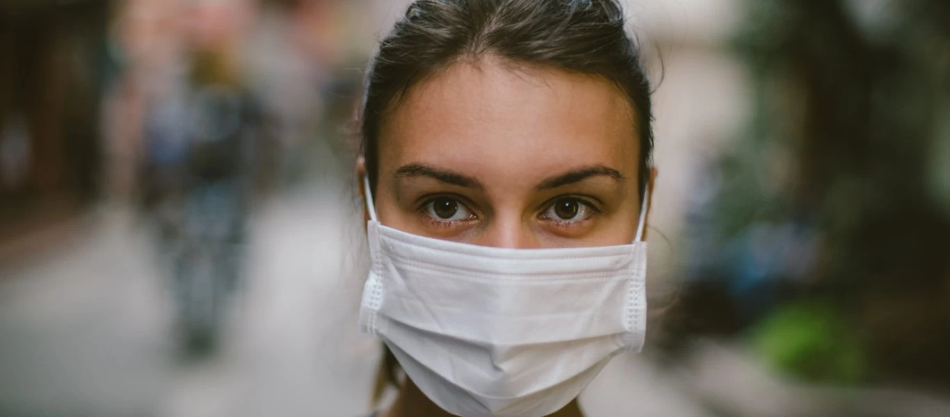 Σάλος στη Ρωσία: Απατεώνες «αγιάζουν» τις μάσκες για τον κορωνοϊό